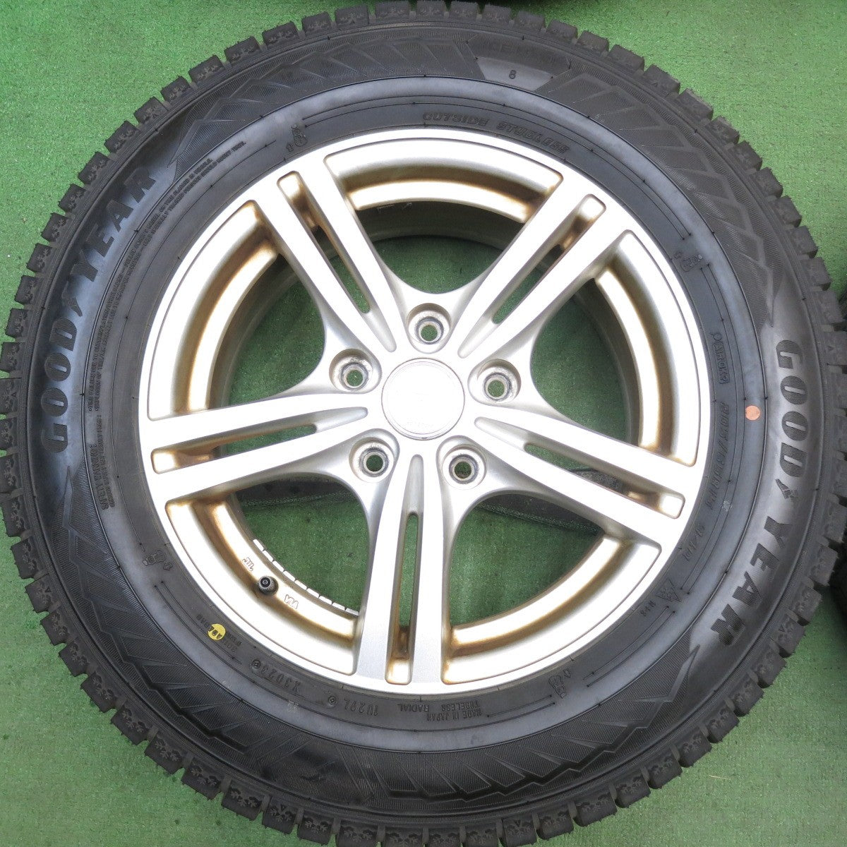 バリ溝！23年！9.5分以上◎スタッドレス 205/65R15 グッドイヤー アイスナビ8 WAREN ヴァーレン 15インチ PCD114.3/5H◎6081315HAス