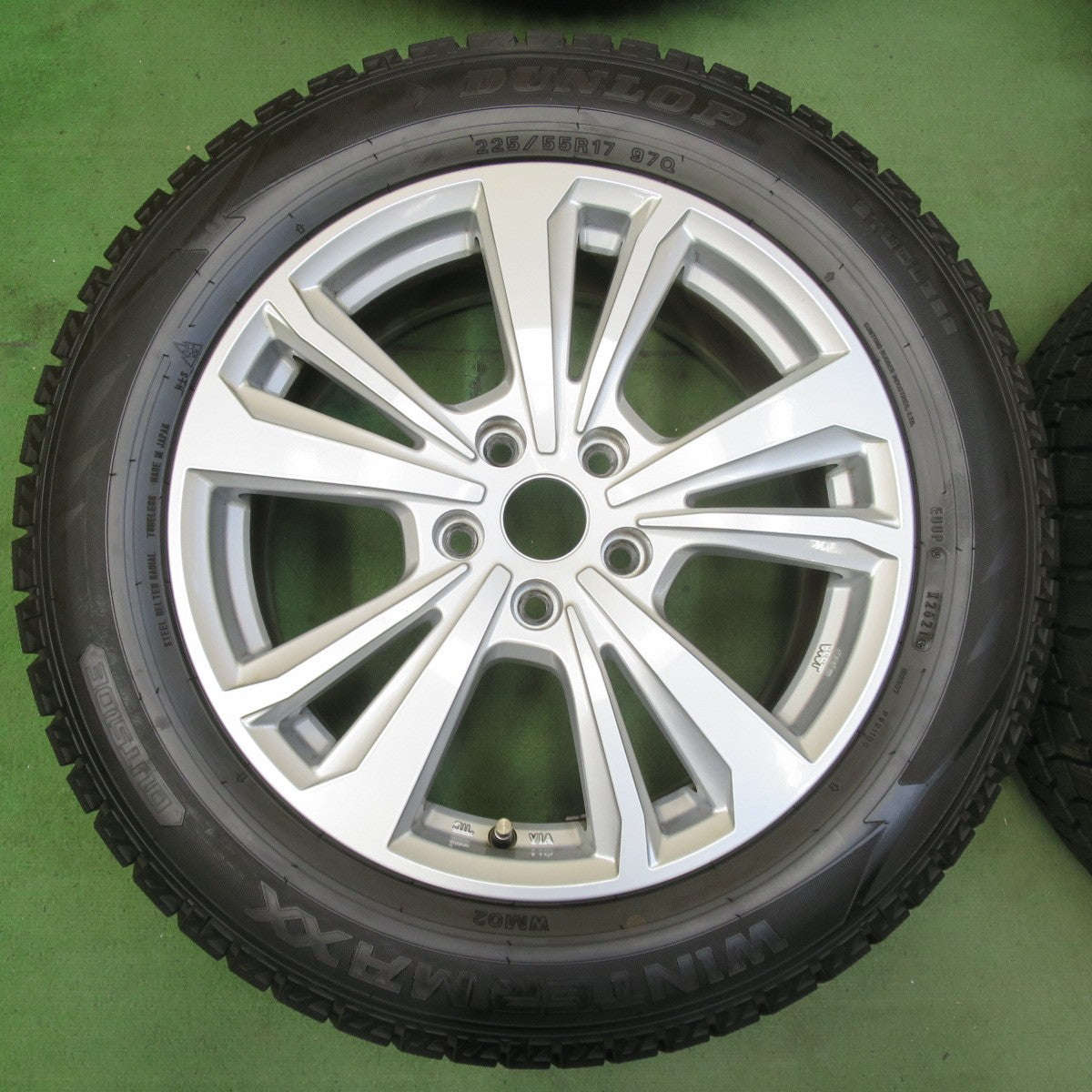 バリ溝！21年！キレイ！9.5分★BMW 等 smartline 365 225/55R17 スタッドレス ダンロップ ウインターマックス WM02 スマートライン 17インチ PCD112/5H★5103004イス