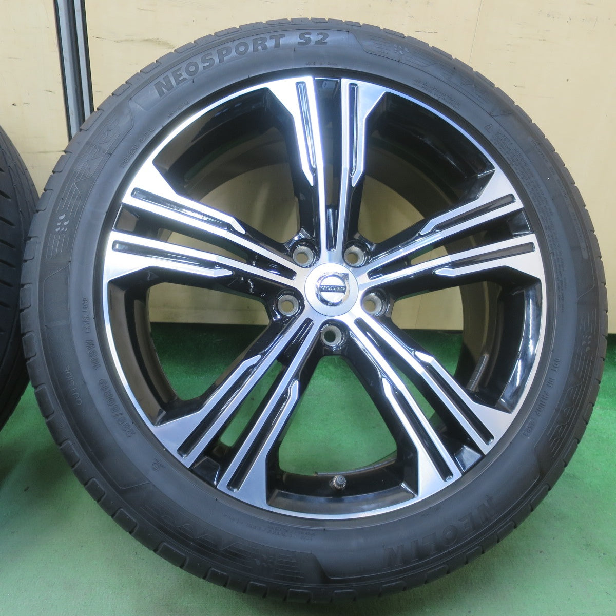 バリ溝！23年！キレイ！8.5分★ボルボ XC40 純正 235/50R19 ネオリン NEOSPORT S2 19インチ PCD108/5H★6052904イノ