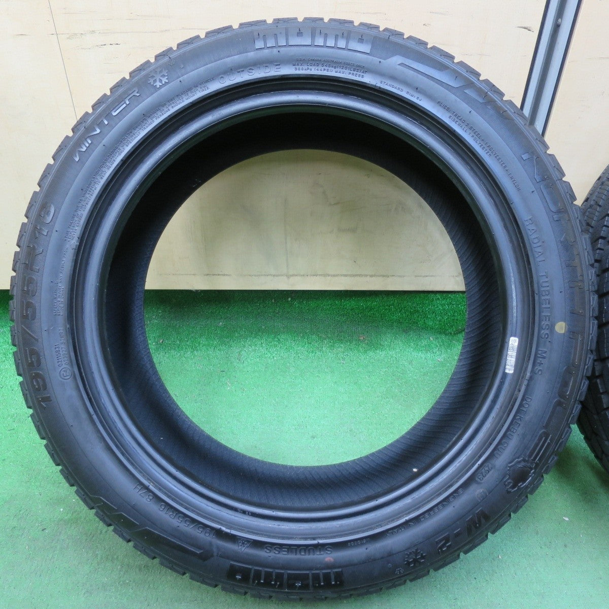 バリ溝！23年！9.5分★スタッドレス 195/55R16 モモ NORTH POLE W-2 タイヤ 16インチ  アクア アクシオ フィールダー ヴィッツ ノート フリード デミオ 等★5011003イスタ