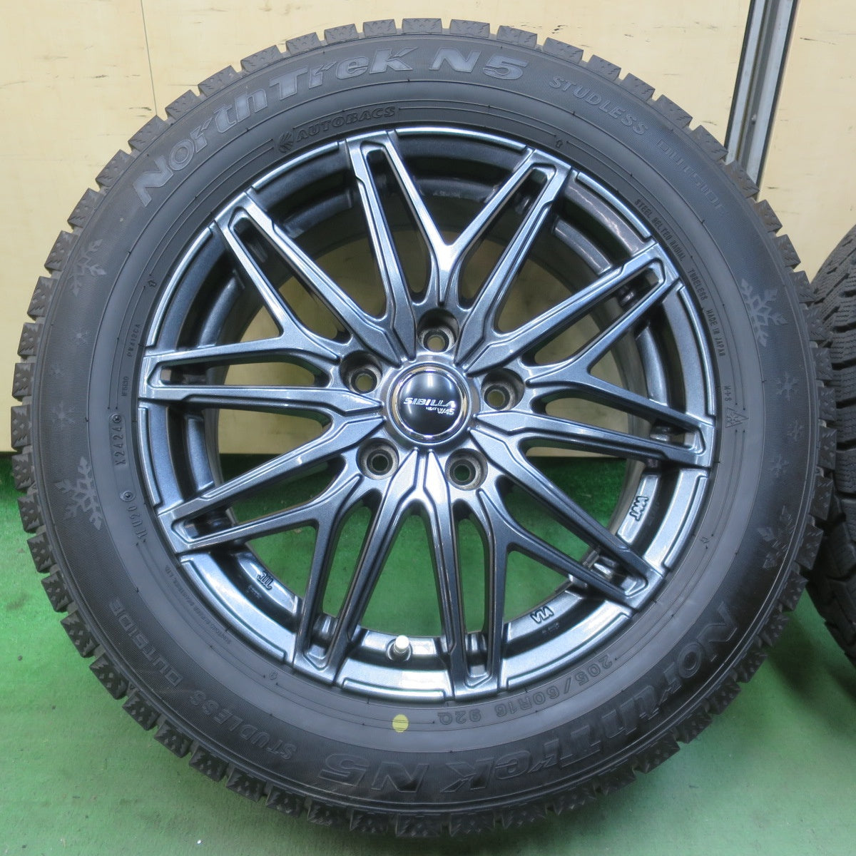 バリ溝！24年！キレイ！9.5分★スタッドレス 205/60R16 オートバックス ノーストレック N5 SIBILLA NEXT W45 シビラ ネクスト 16インチ PCD114.3/5H★6040710イス