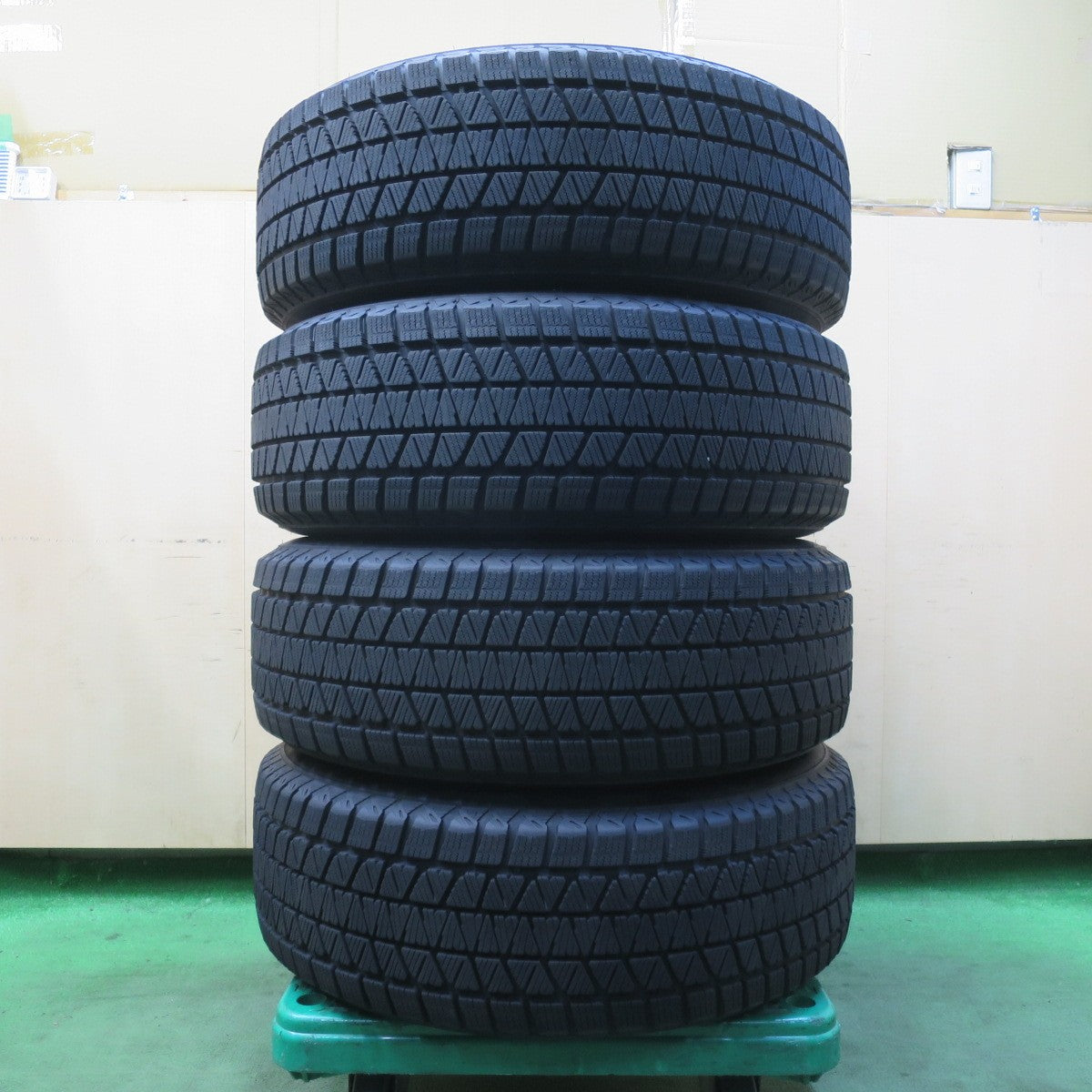 バリ溝！22年！キレイ！9分★ボルボ 等 Eurodesign EIGER 阿部商会 235/65R17 スタッドレス ブリヂストン ブリザック DM-V3 ユーロデザイン アイガー 17インチ PCD108/5H★5122909イス