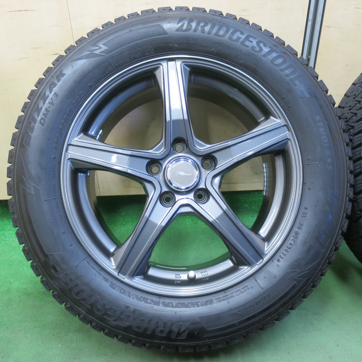 バリ溝！22年！キレイ！9分★スタッドレス 225/60R17 ブリヂストン ブリザック DM-V3 TOPRUN トップラン 17インチ PCD114.3/5H★5110711イス