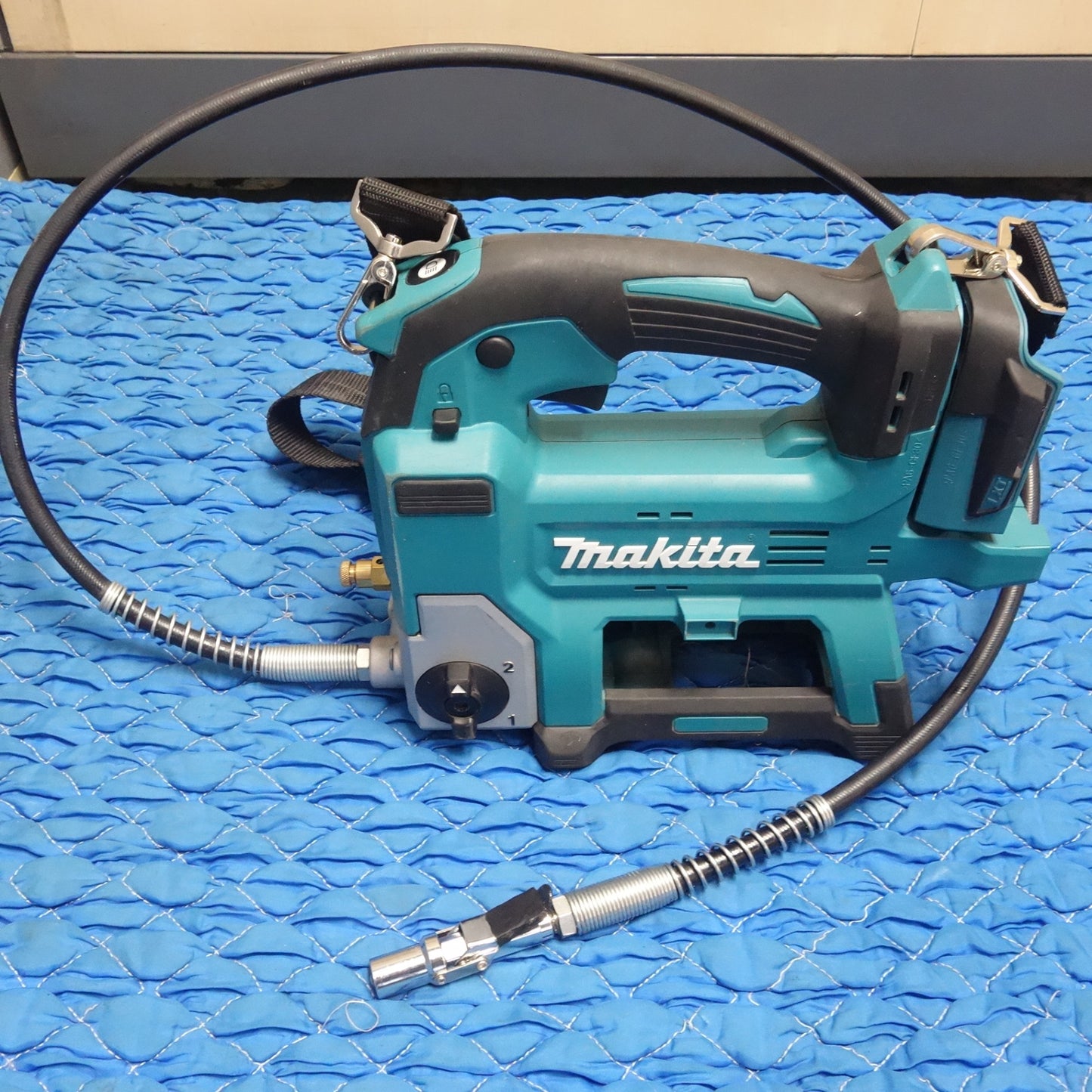 [送料無料] ☆マキタ 充電式 グリス ガン 18V GP180D 本体のみ ケース付き 電動 工具☆
