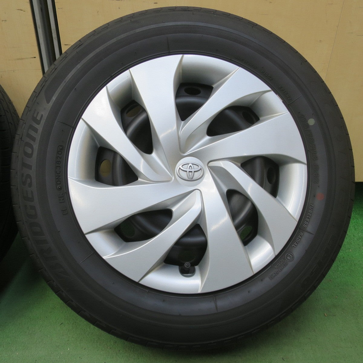 キレイ◎トヨタ ヤリス 純正 スチール 175/70R14 ブリヂストン エコピア EP150 14インチ PCD100/4H◎6061509イノ