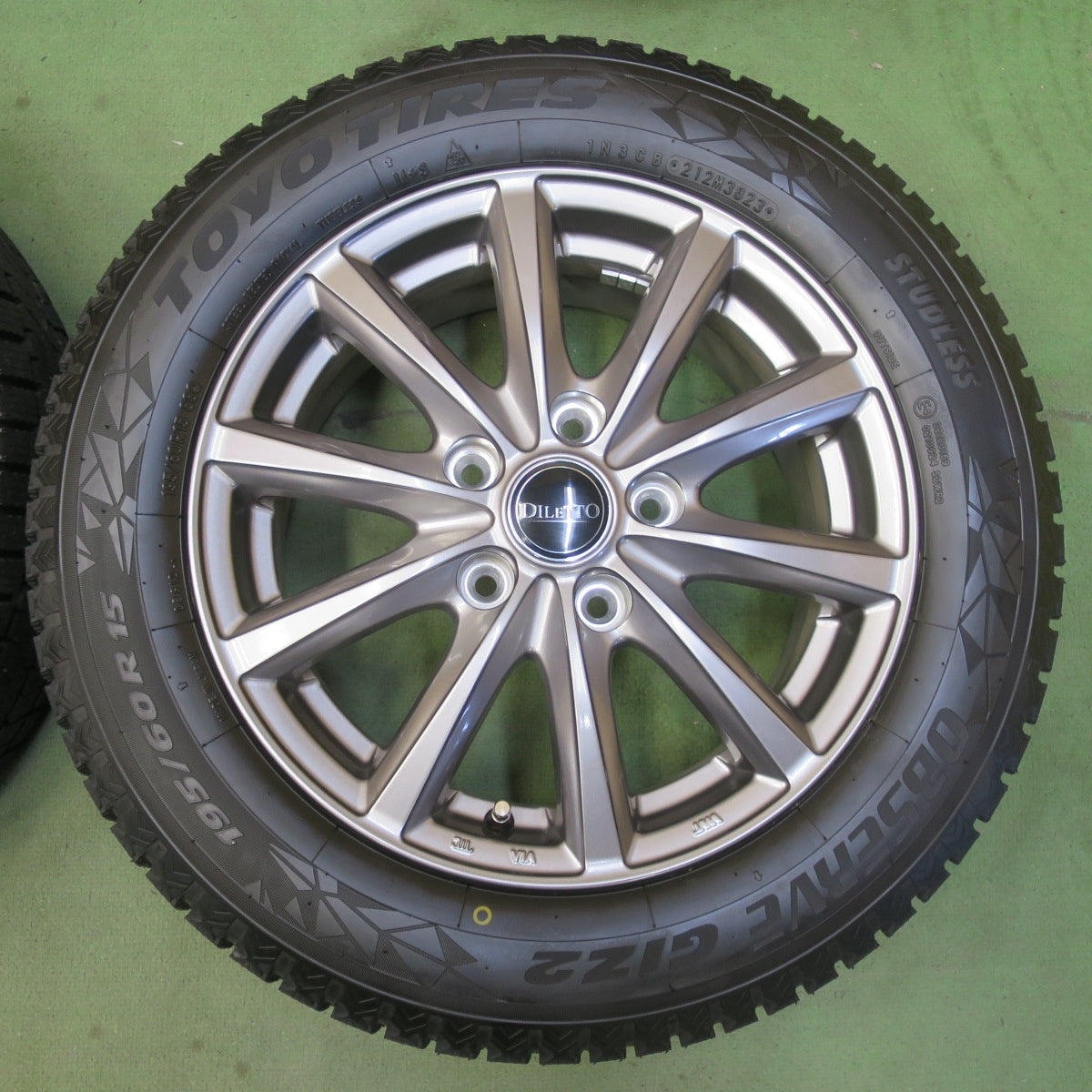 バリ溝！23年！キレイ！ほぼ10分★スタッドレス 195/60R15 トーヨー オブザーブ GIZ2 DILETTO ディレット 15インチ PCD114.3/5H★6052510イス