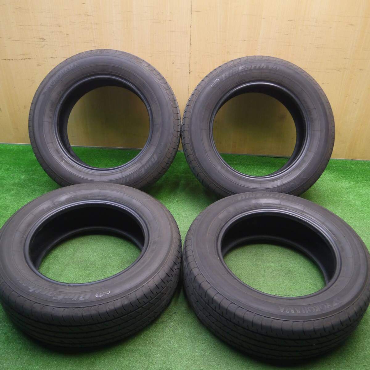 [送料無料] バリ溝 22年 8.5分★215/65R16 ヨコハマ ブルーアース E51 E51A タイヤ 16インチ ヴェルファイア アルファード エルグランド 等★4122501Hノタ