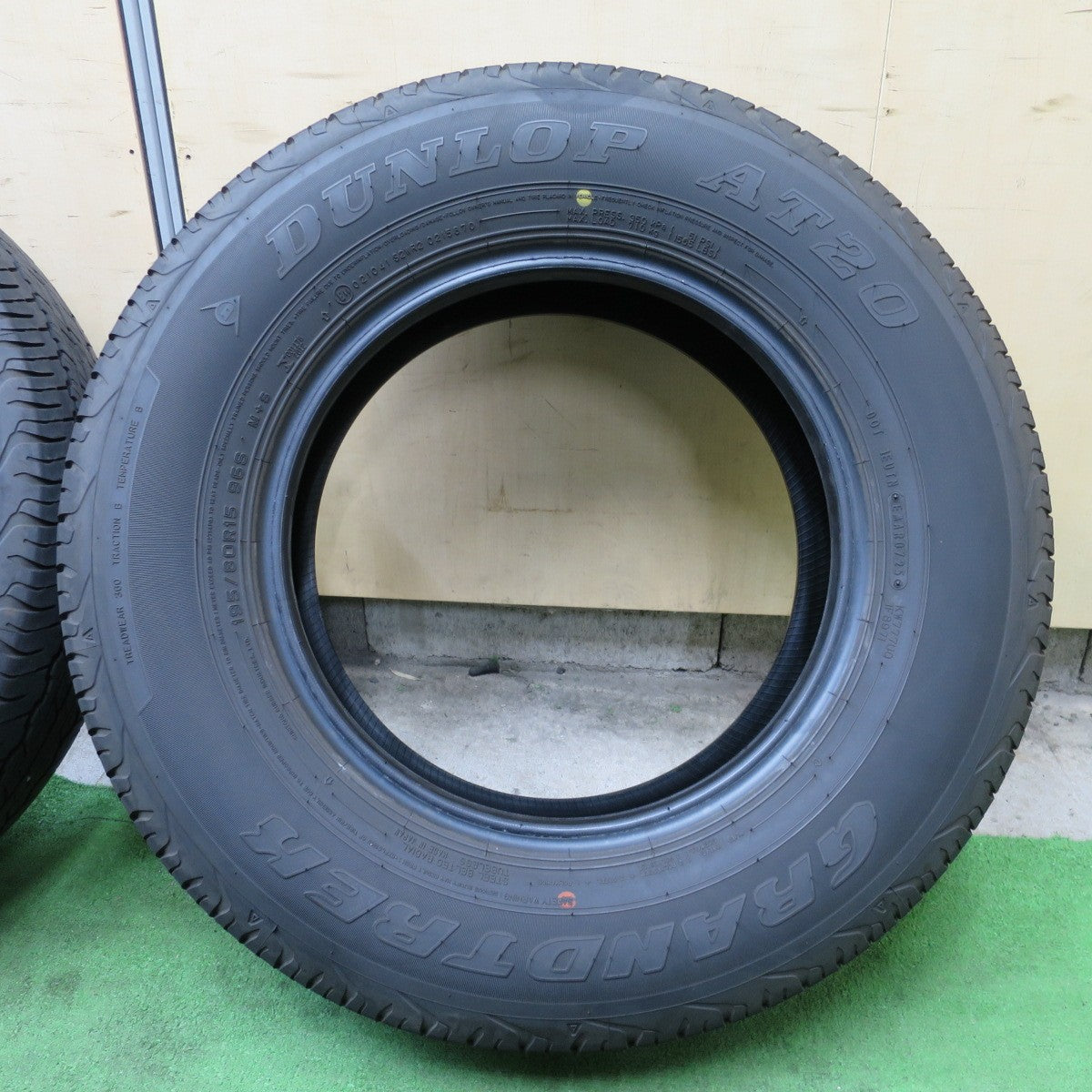 バリ溝！25年！8.5分★195/80R15 ダンロップ AT20 グラントレック 15インチ タイヤ ジムニーシエラ ジムニーノマド 等★6042001NGノタ
