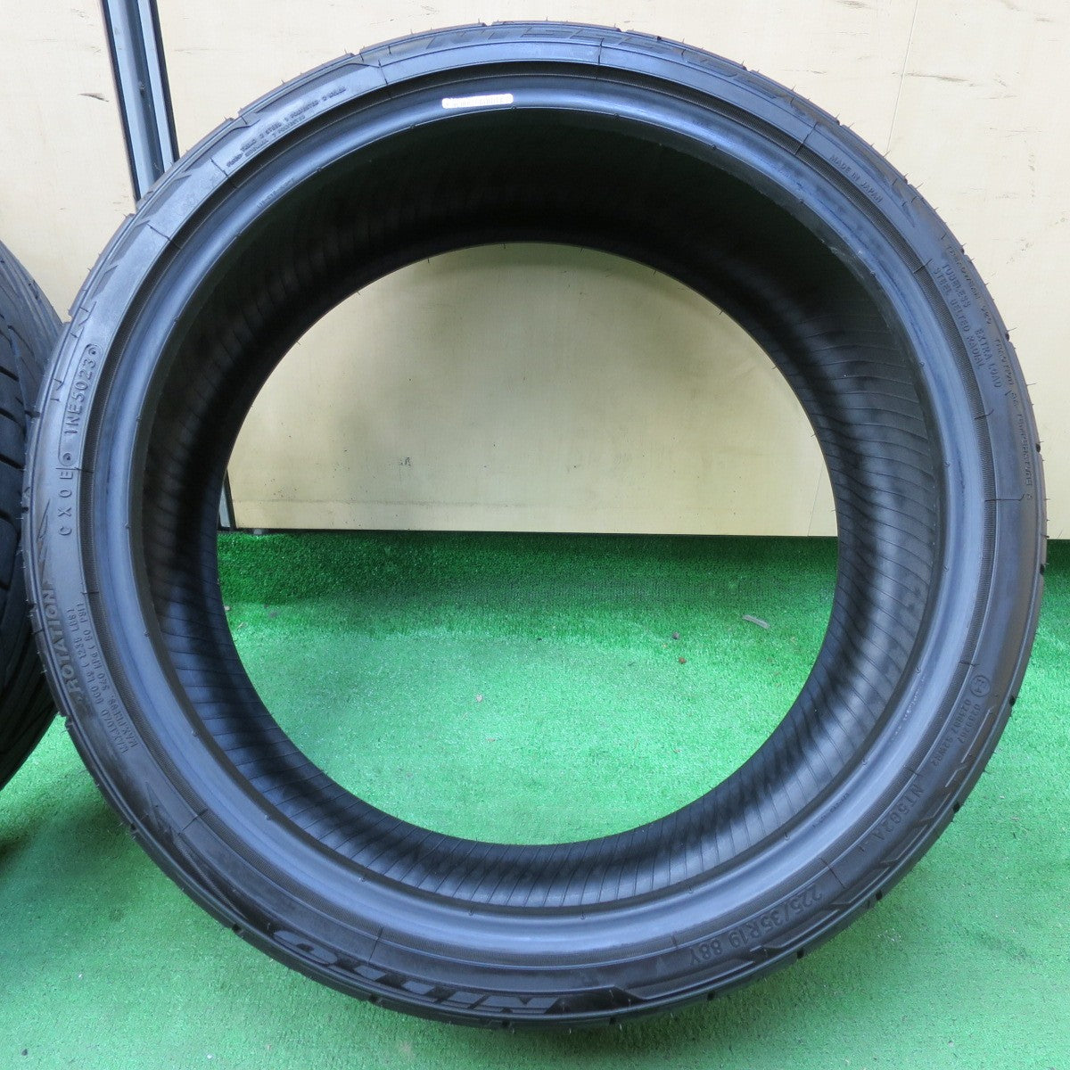 *送料無料* 23年！ほぼ未使用★225/35R19 ニットー NT555 G2 タイヤ 19インチ ベンツ Cクラス BMW 3シリーズ 等★4072903イノタ