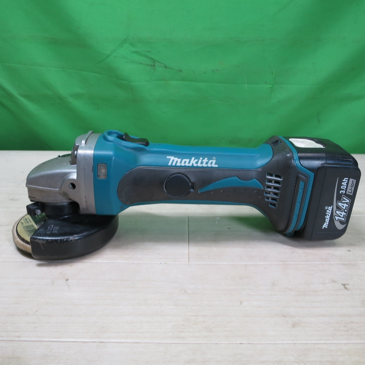 [送料無料] ☆マキタ 100mm 充電式 ディスクグラインダ GA400D 電動 工具 研摩 研磨 機 makita バッテリー 充電器 DC18RA ジャンク品☆