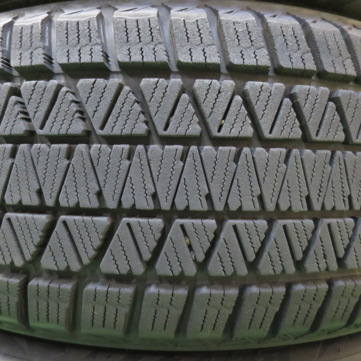 [送料無料] バリ溝！20年！9分★スタッドレス 225/55R18 ブリヂストン ブリザック DM-V3 タイヤ 18インチ フォレスター デリカ 等★4110502イスタ