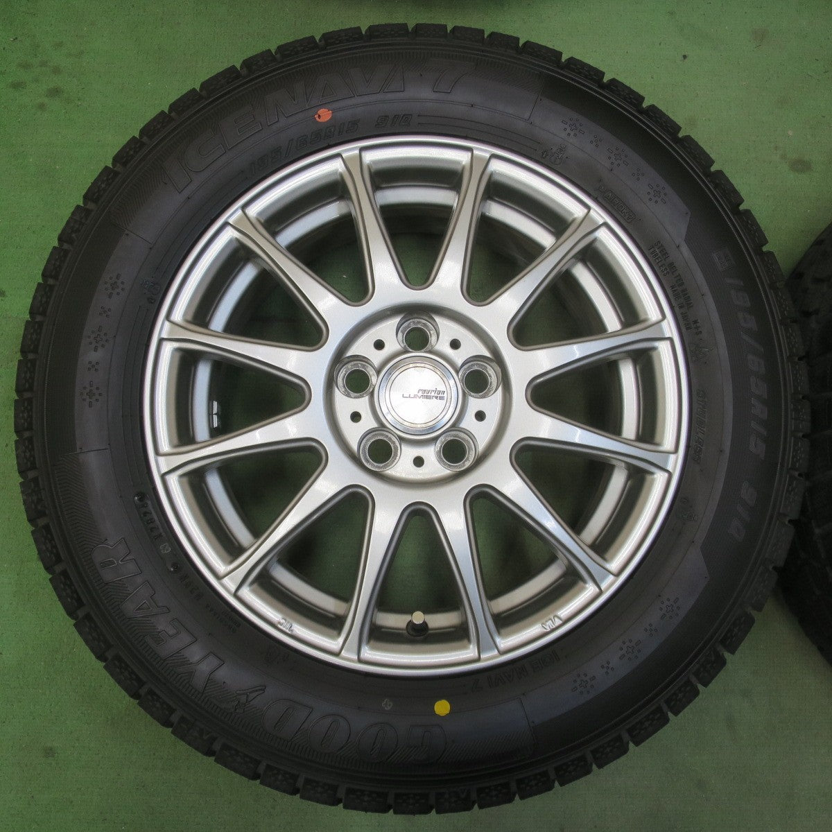 バリ溝！24年！キレイ！9.5分★プリウス 等 195/65R15 スタッドレス グッドイヤー アイスナビ7 ravrion LUMIERE ラブリオン 15インチ PCD100/5H★6032310イス