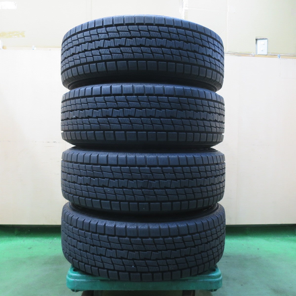 バリ溝！22年！キレイ！9.5分以上★スタッドレス 225/65R17 グッドイヤー アイスナビ SUV D.O.S. DOS 17インチ PCD114.3/5H★5122402イス
