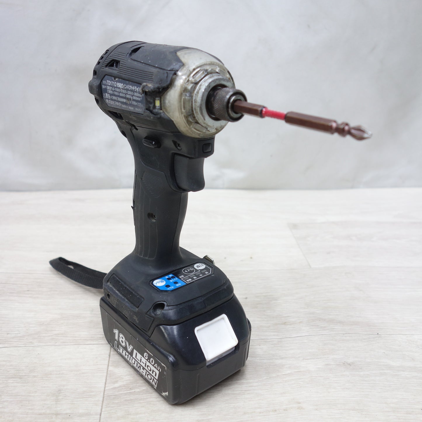 [送料無料] バッテリー2個!付属品付き◆マキタ 充電式 インパクト ドライバ 18V TD171D 充電器 ケース付き 電動 工具◆