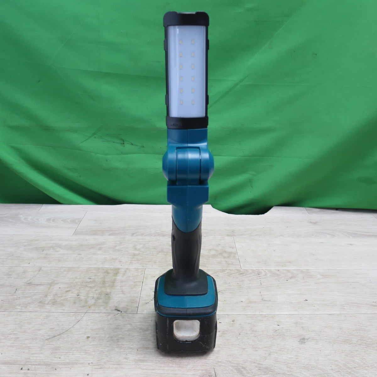 [送料無料] キレイ☆マキタ 充電式 LED ワーク ライト ML801 作業灯 照明 ランプ バッテリー 14.4V 3.0Ah☆