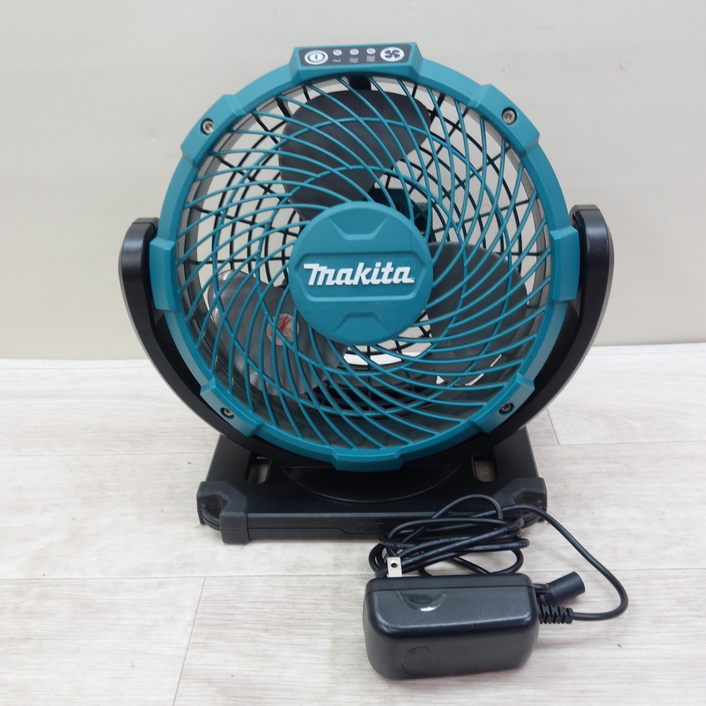 [送料無料] キレイ☆マキタ 充電式 ファン 10.8V CF100D 本体 コード のみ 扇風機 電動 工具☆