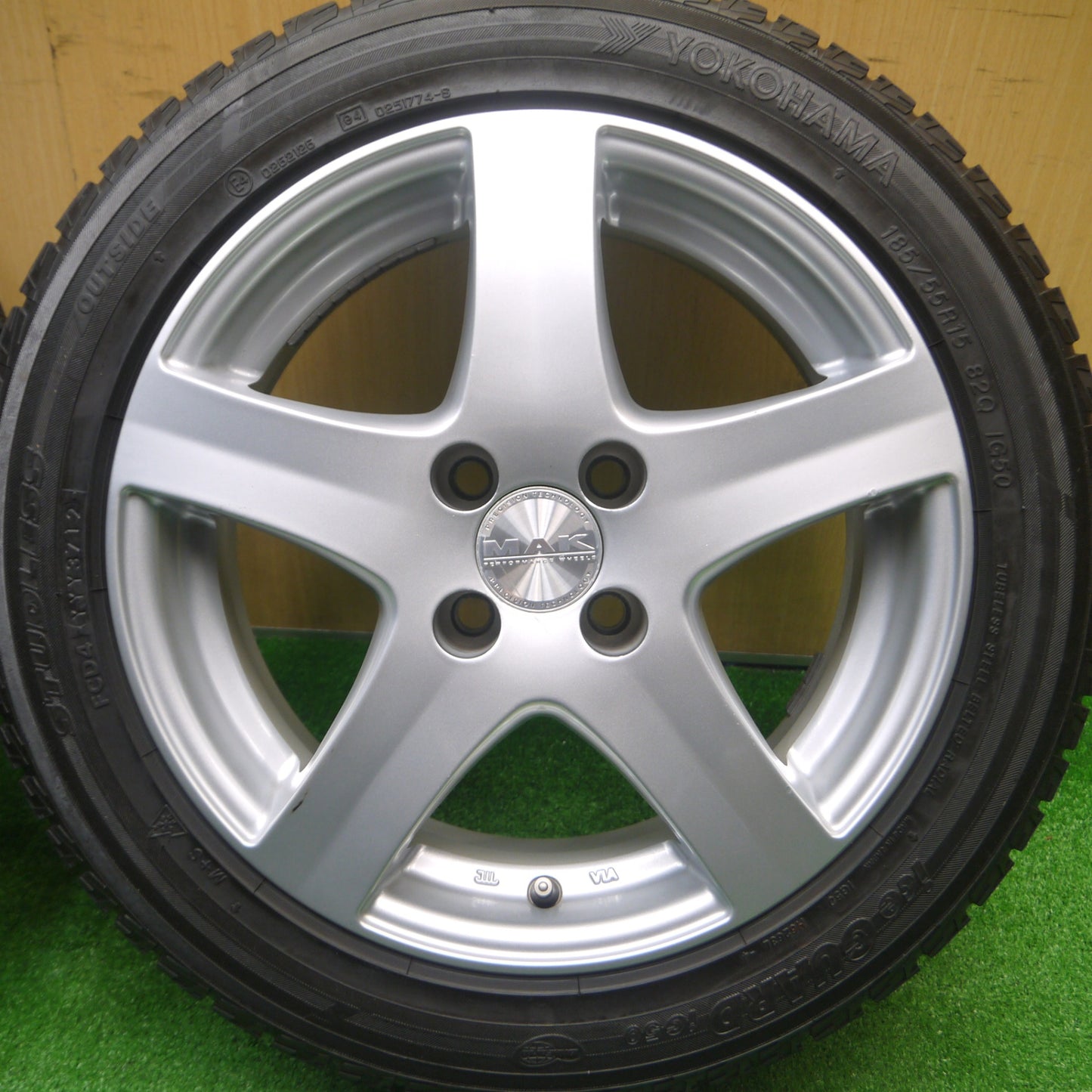 [送料無料] バリ溝！9.5分★フィアット 500 等 MAK 185/55R15 スタッドレス ヨコハマ アイスガード iG50 15インチ PCD98/4H★4091701Hス