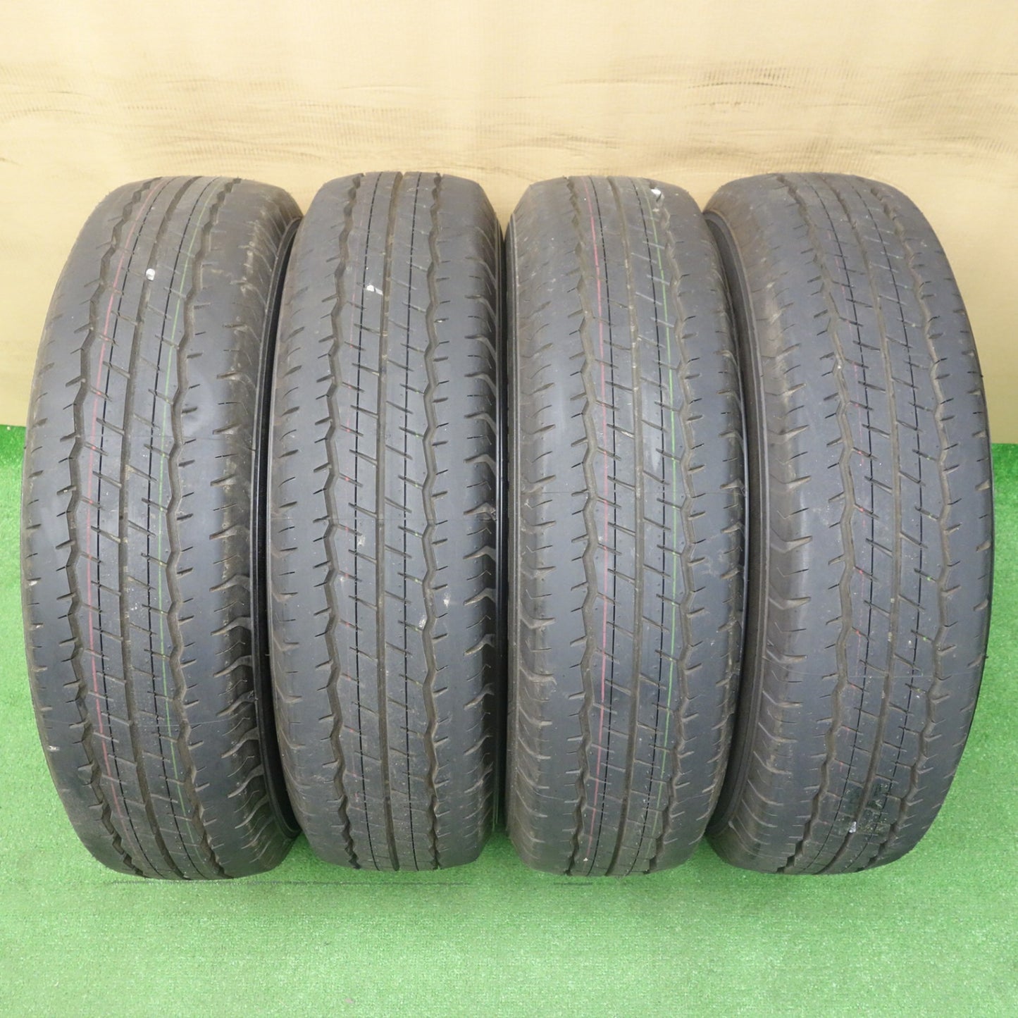 新車外し！25年★195/80R15 107/105S ダンロップ SP175N タイヤ 15インチ ハイエース キャラバン 等★6042204KTノタ