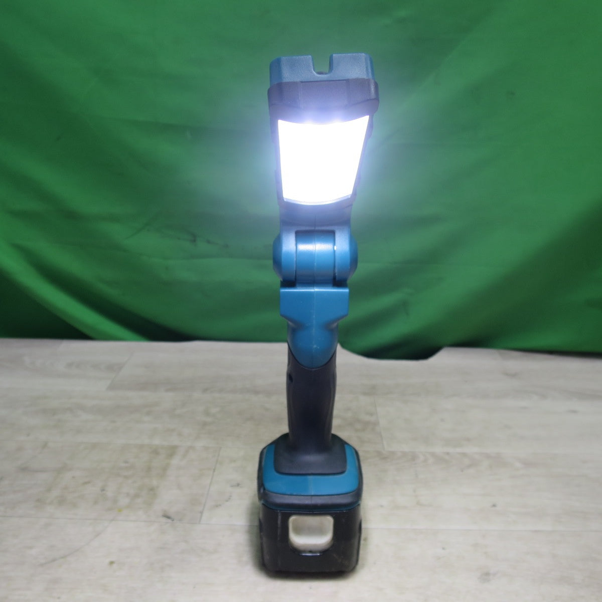[送料無料] キレイ☆マキタ 充電式 LED ワーク ライト ML801 作業灯 照明 ランプ バッテリー 14.4V 3.0Ah☆
