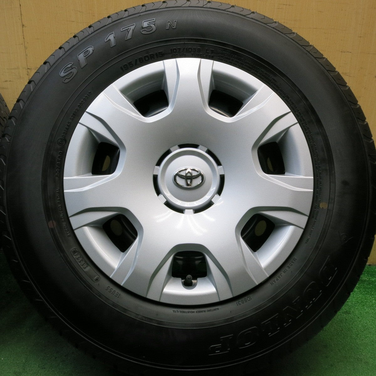 新車外し！24年★トヨタ 200系 ハイエース 純正 スチール 195/80R15 107/105S ダンロップ SP175N 15インチ PCD139.7/6H★5070803HAノ