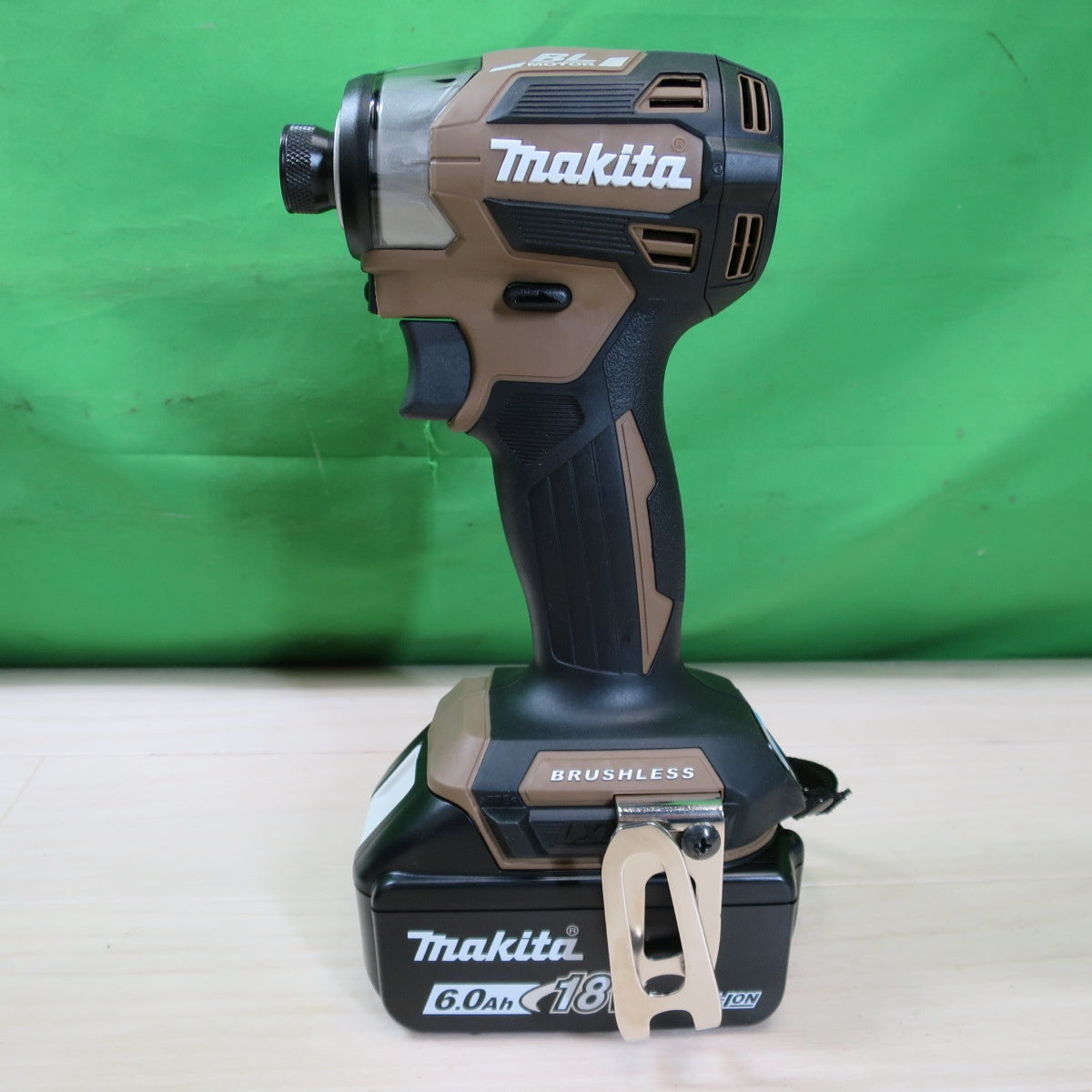 [送料無料] 未使用！バッテリー2個☆マキタ 充電式 インパクトドライバ TD173DGXAB 電動 工具 18V makita バッテリー BL1860B 充電器 DC18RF☆