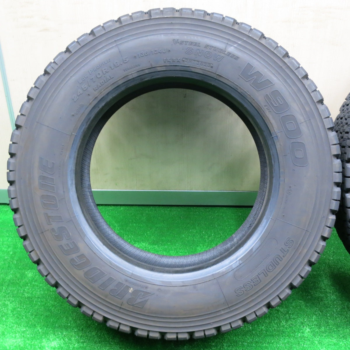 *送料無料* バリ溝！23年！9.5分★トラック タイヤ 245/70R19.5 136/134J スタッドレス ブリヂストン W900 19.5インチ★4072002NJスタ