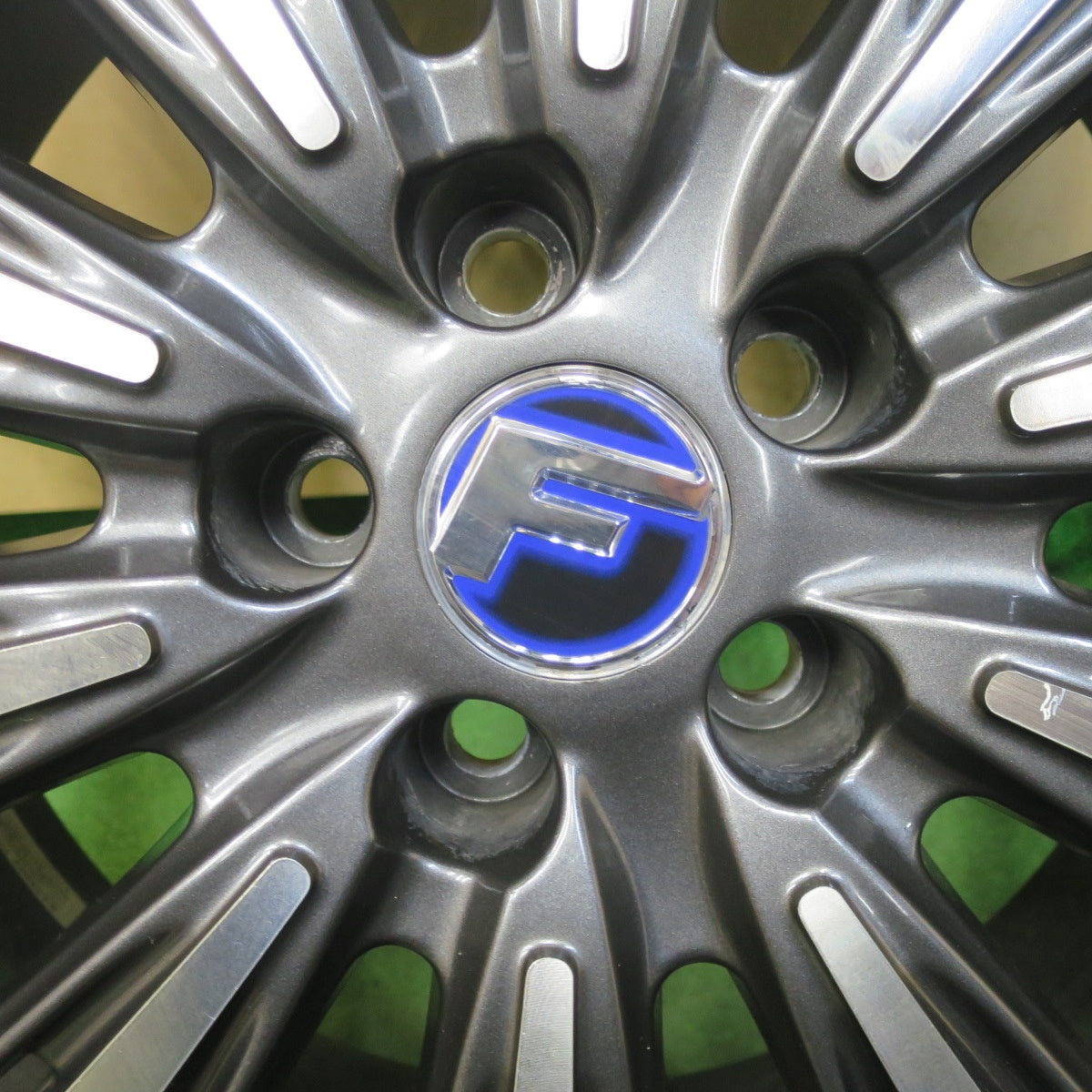 バリ溝！キレイ！9.5分★Lehrmeister L-F SPORT 235/50R18 スタッドレス ブリヂストン ブリザック VRX2 レアマイスター LF スポーツ 18インチ PCD114.3/5H★5111004TTス