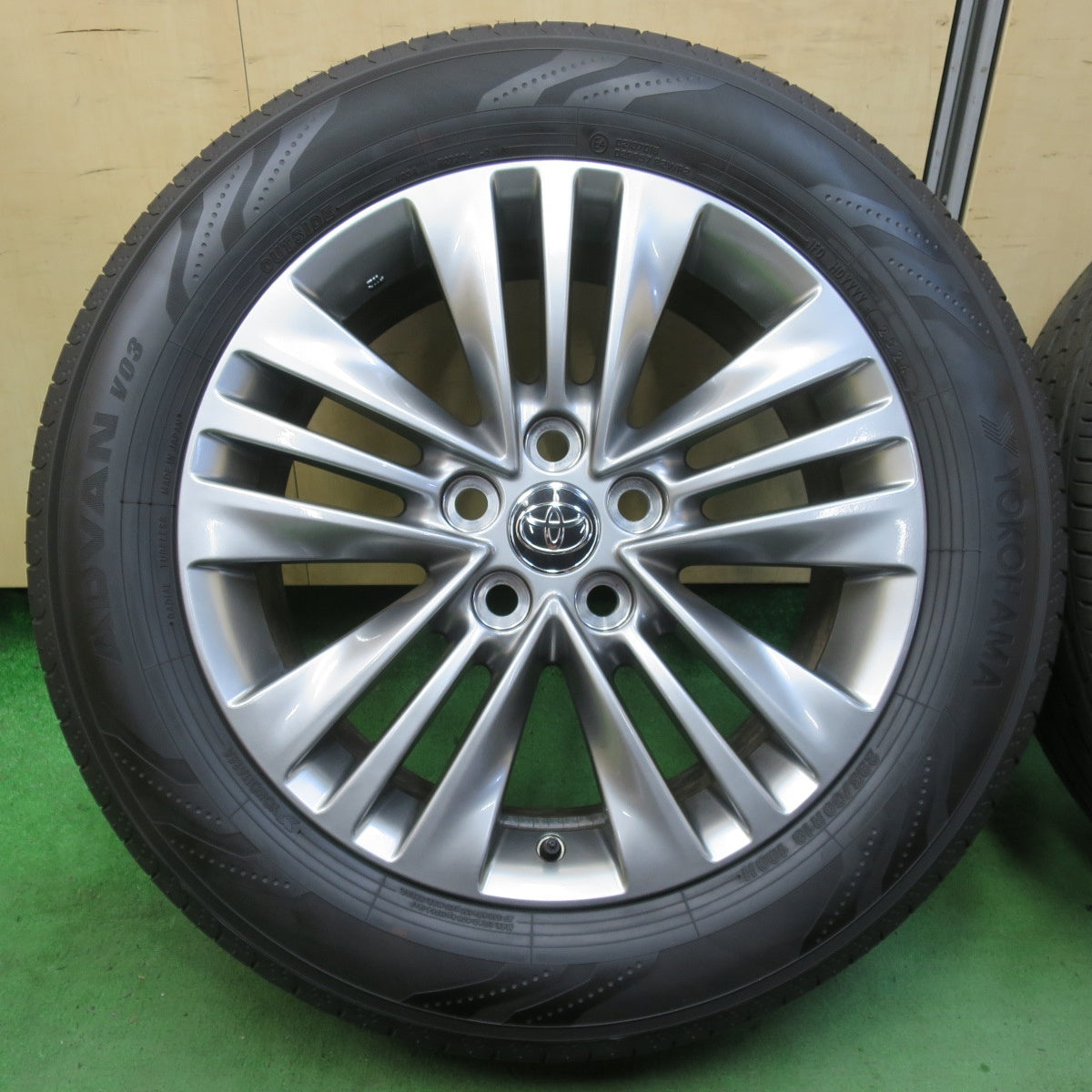 新車外し！24年★トヨタ 40系 アルファード 純正 225/60R18 ヨコハマ アドバン V03 18インチ PCD120/5H★5042306イノ