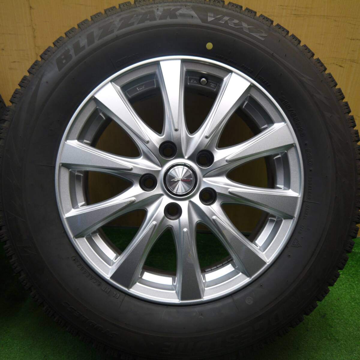バリ溝！22年！キレイ！8.5分★スタッドレス 215/65R16 ブリヂストン ブリザック VRX2 JOKER ジョーカー 16インチ PCD114.3/5H★5032805Hス