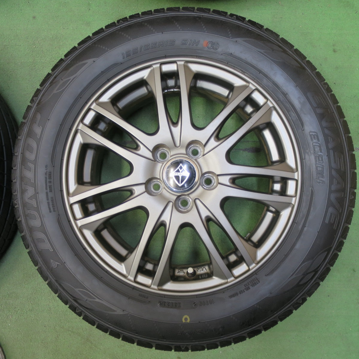 バリ溝！23年！キレイ！9.5分★プリウス 等 195/65R15 ダンロップ エナセーブ EC204 VELVA ヴェルヴァ 15インチ PCD100/5H★5072403TTノ