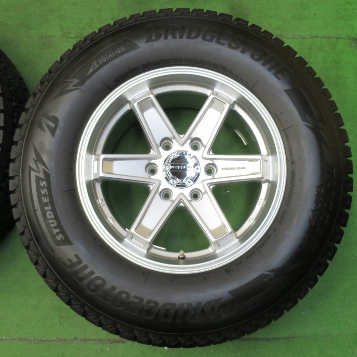 [送料無料] 超バリ溝！23年！キレイ！ほぼ10分★スタッドレス KEELER 265/70R17 ブリヂストン ブリザック DM-V3 キーラー 17インチ PCD139.7/6H★4110509イス