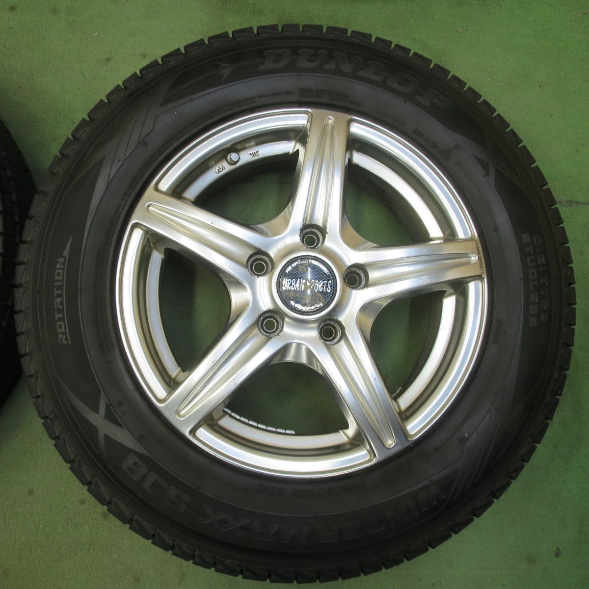 バリ溝！22年！9.5分★URBAN SPORTS 4×4 Engineering 175/80R15 スタッドレス ダンロップ ウインターマックス SJ8 SJ8+ 15インチ PCD114.3/5H★6052503イス