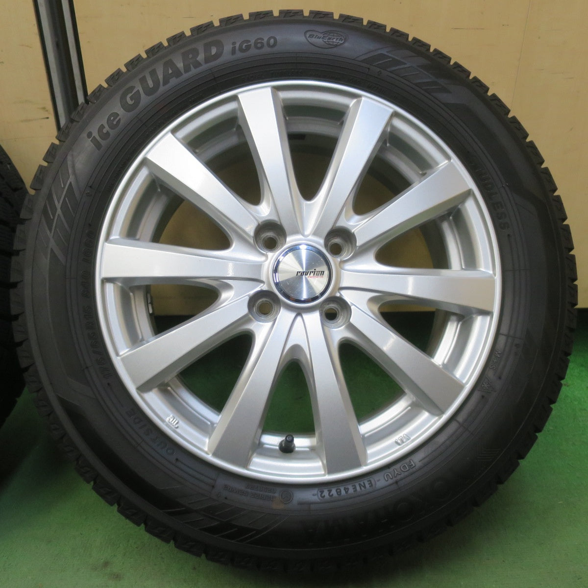 バリ溝！22年！キレイ！9.5分◎スタッドレス 175/65R15 ヨコハマ アイスガード iG60 ravrion RS01 ラブリオン 15インチ PCD100/4H◎6091905イス