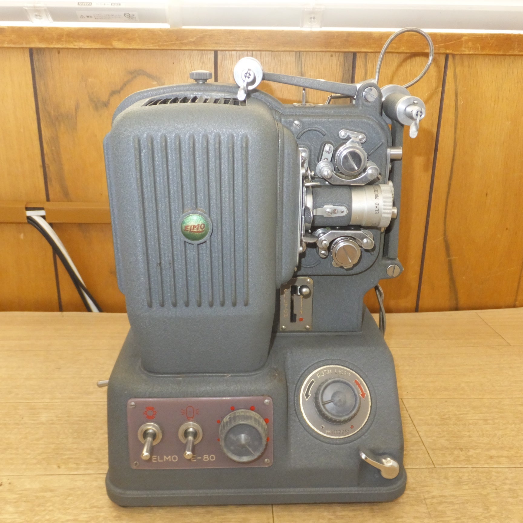 ELMO 8mm E-80 映写機 プロジェクター エルモ PROJECTOR 箱付き 通電