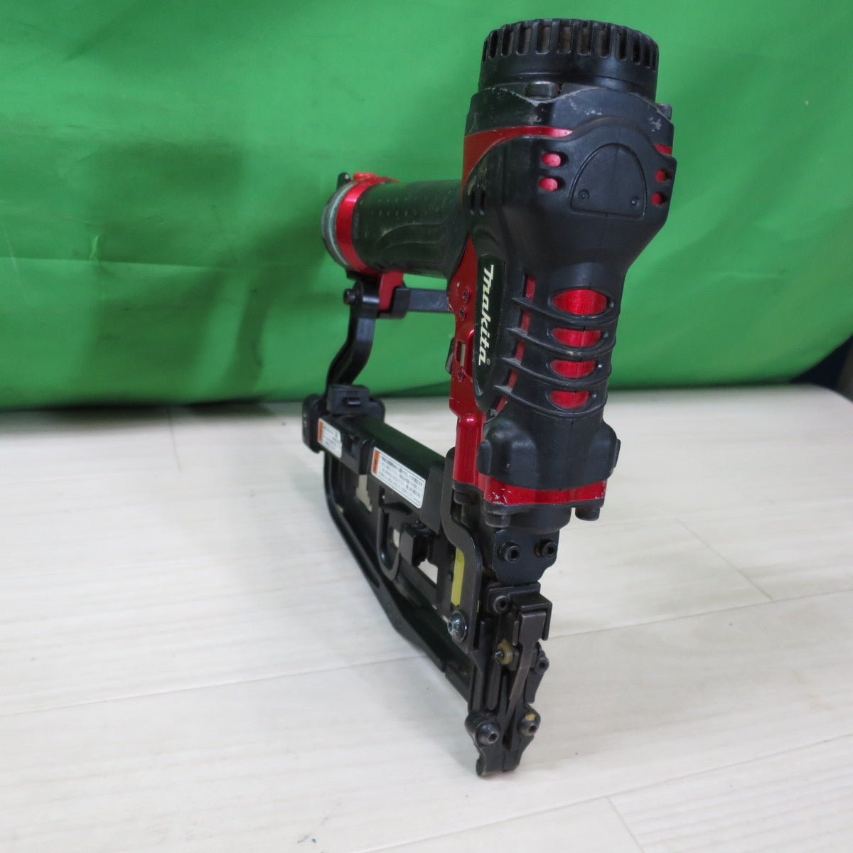 [送料無料] ☆マキタ 高圧 フロア タッカ エアダスタ付 フロア用 ステープル 4MA線 AT450HA ケース付き エア 工具☆