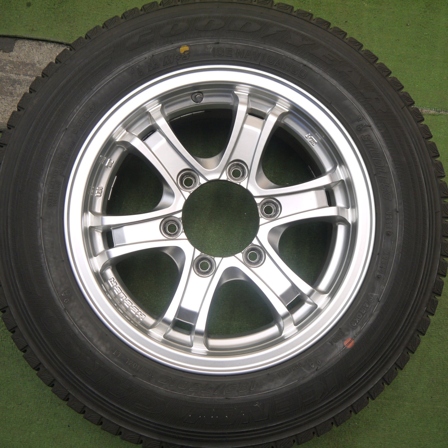 バリ溝！キレイ！9分★KEELER 185/75R15 106/104L スタッドレス グッドイヤー アイスナビ カーゴ キーラー 15インチ PCD139.7/6H★5100703Hス