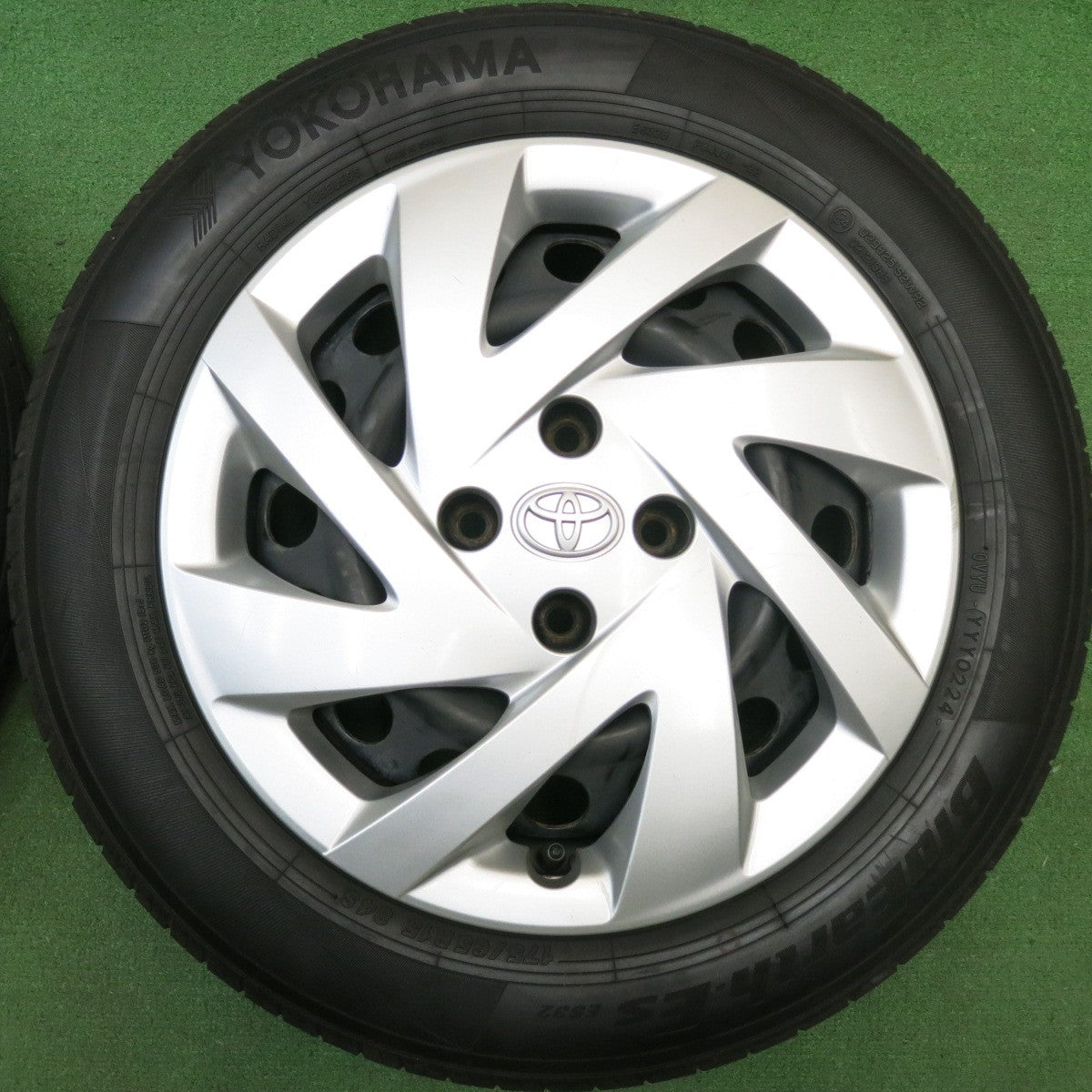 4本価格！24年★トヨタ アクア 純正 スチール 175/65R15 ヨコハマ BluEarth-ES ES32 15インチ PCD100/4H★6022807HAノ