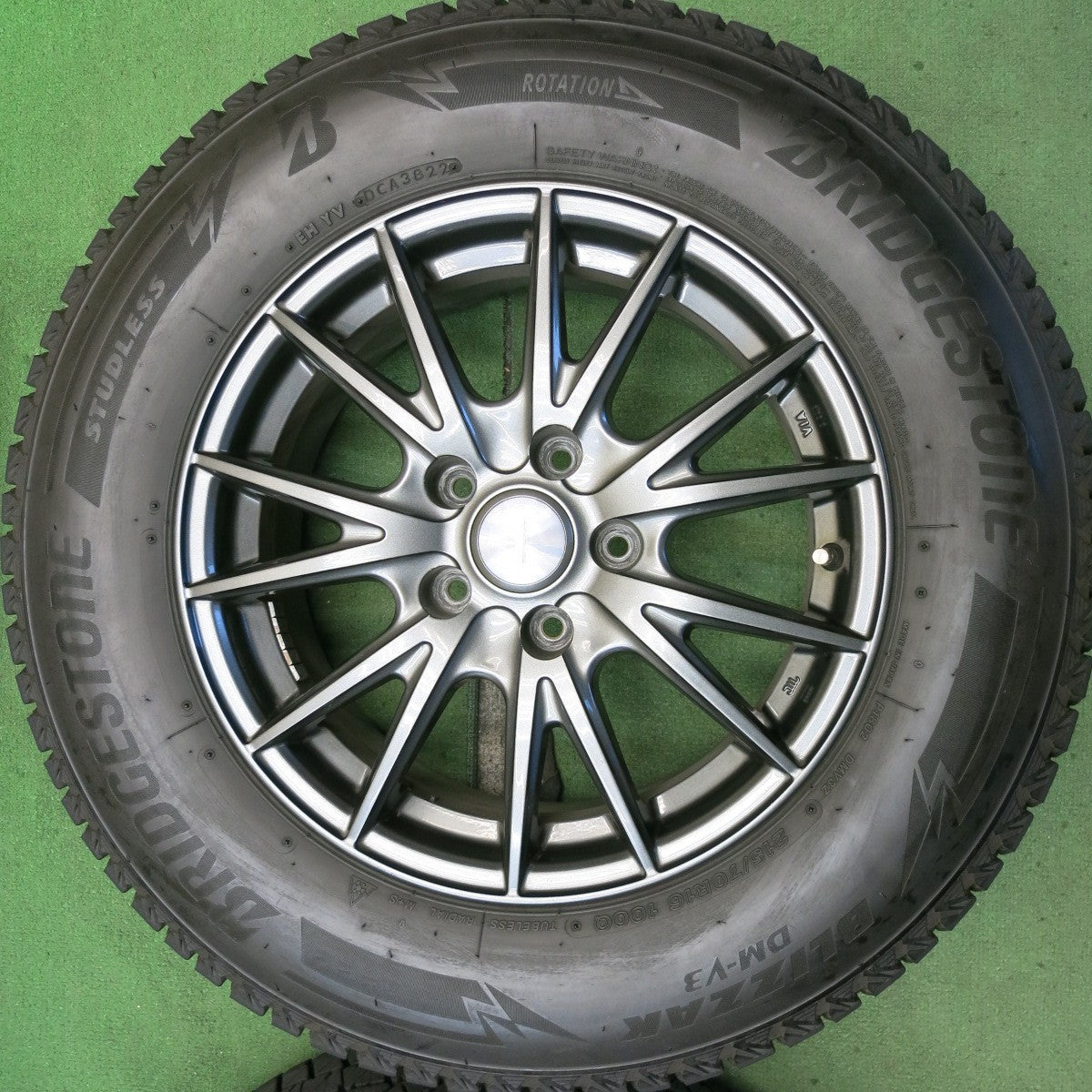 バリ溝！22年！キレイ！9.5分◎スタッドレス 215/70R16 ブリヂストン ブリザック DM-V3 VELVA SPORT ヴェルヴァ スポーツ 16インチ PCD114.3/5H◎6081607HAス