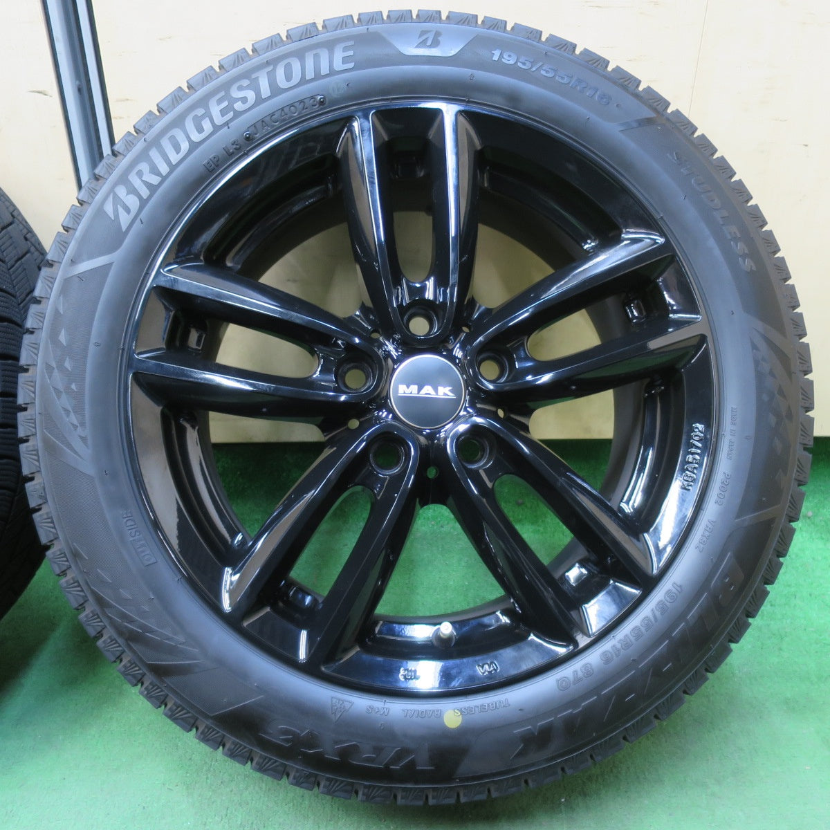 [送料無料] バリ溝！23年！キレイ！9.5分★MINI ミニ 等 MAK オクスフォード 195/55R16 スタッドレス ブリヂストン ブリザック VRX3 16インチ PCD112/5H★5032910イス