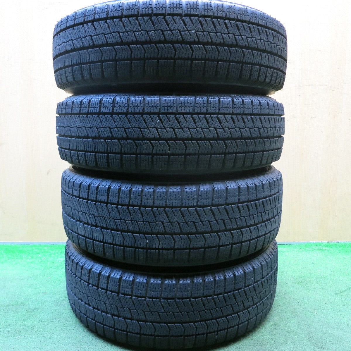 バリ溝！24年！ほぼ10分★ルノー トゥインゴ 等 TECMAG Type207R 165/65R15 185/60R15 スタッドレス ブリヂストン ブリザック VRX2 PCD100/4H★5080909HAス
