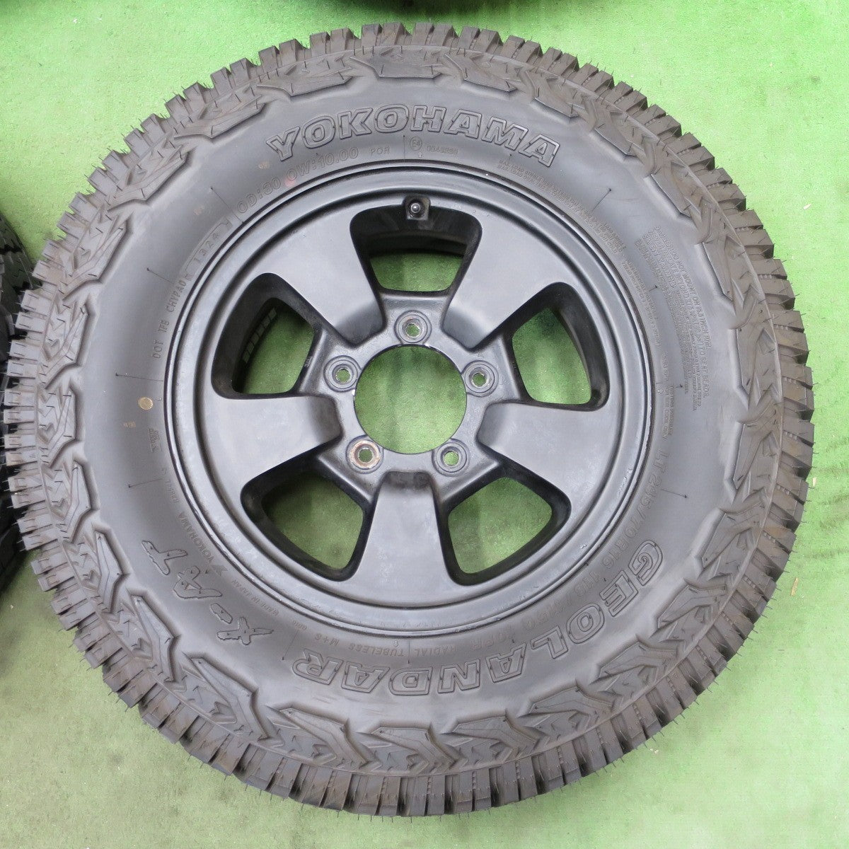 バリ溝！24年！9.5分★スズキ ジムニー 純正 ENKEI 245/70R16 118/115Q 10PR ヨコハマ ジオランダー X-AT 16インチ エンケイ PCD139.7/5H★6051302ナノ