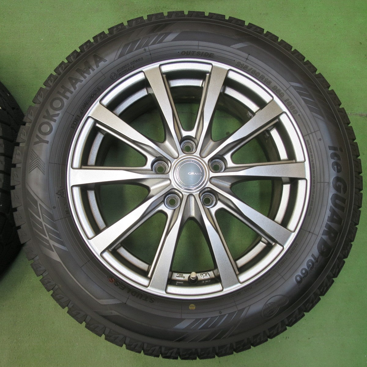 バリ溝！21年！キレイ！ほぼ10分★スタッドレス 215/60R16 ヨコハマ アイスガード iG60 GRASS グラス 16インチ PCD114.3/5H★5111411イス