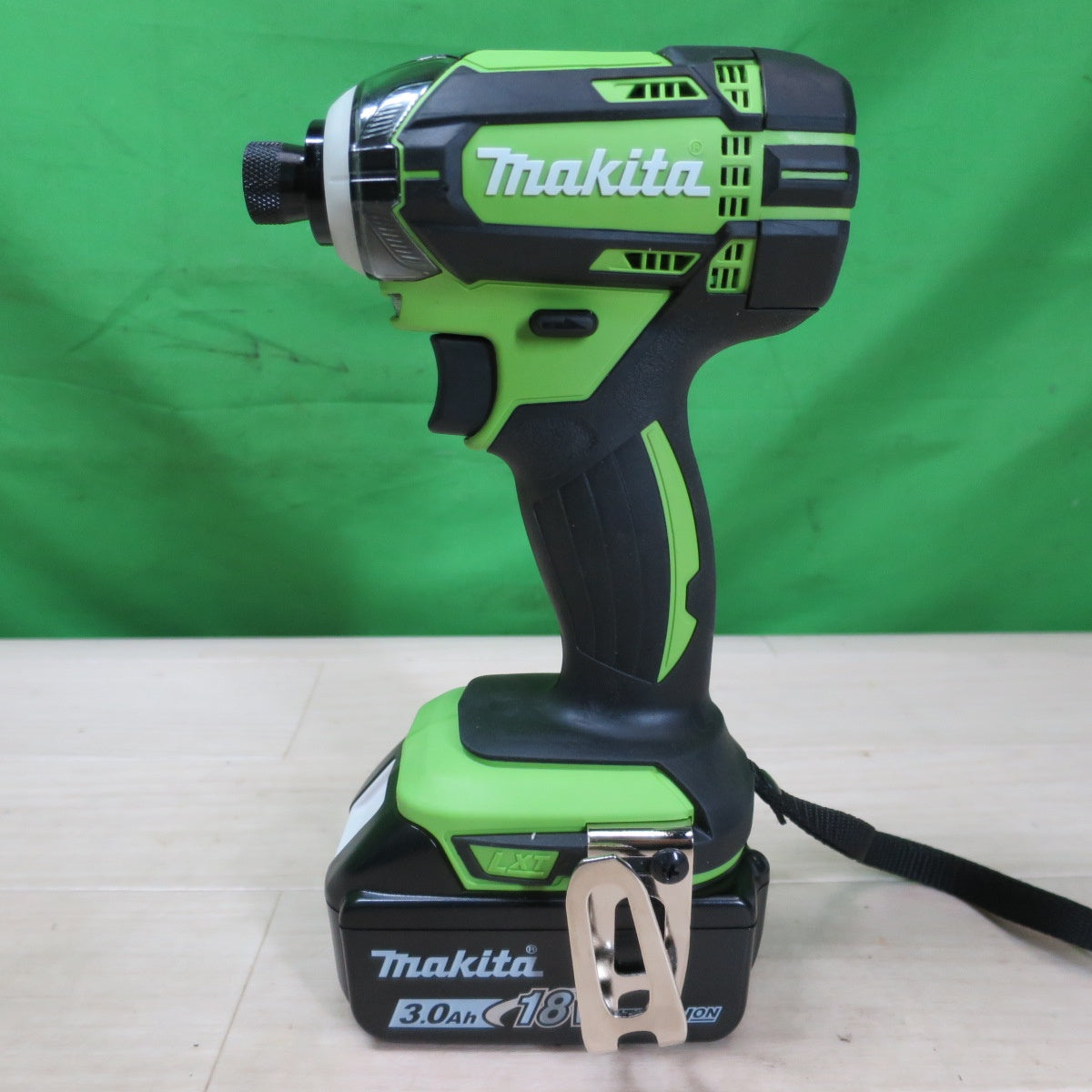 [送料無料] ほぼ未使用！バッテリー2個☆マキタ 充電式 インパクトドライバ TD149D RFXL 電動 工具 充電器 DC18RF makita 18V 3.0Ah ライム☆