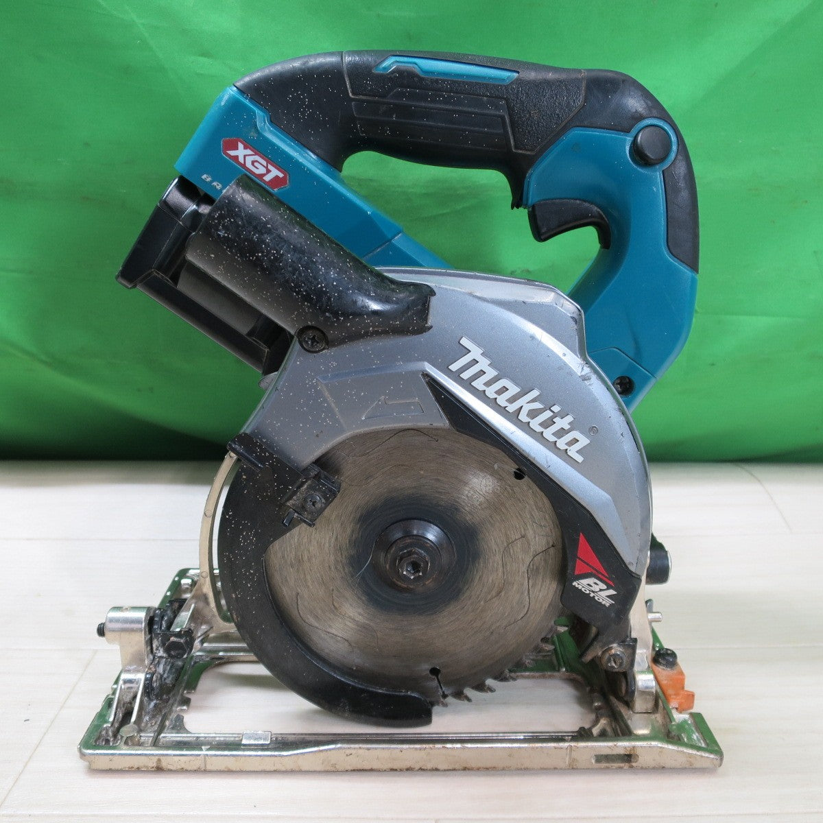 [送料無料] ☆マキタ 125mm 充電式 マルノコ HS008G 電動 工具 切断機 丸のこ 丸ノコ 丸鋸 makita バッテリー BL4025☆