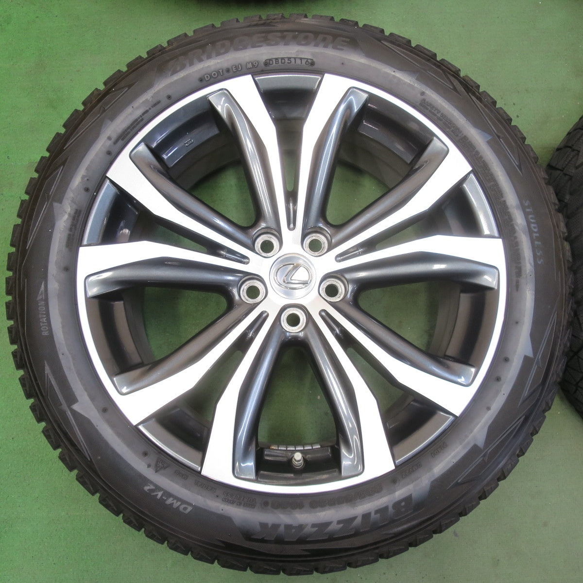 センサー付！バリ溝！キレイ！9分★レクサス RX バージョンL 純正 235/55R20 スタッドレス ブリヂストン ブリザック DM-V2 20インチ PCD114.3/5H★5092301イス