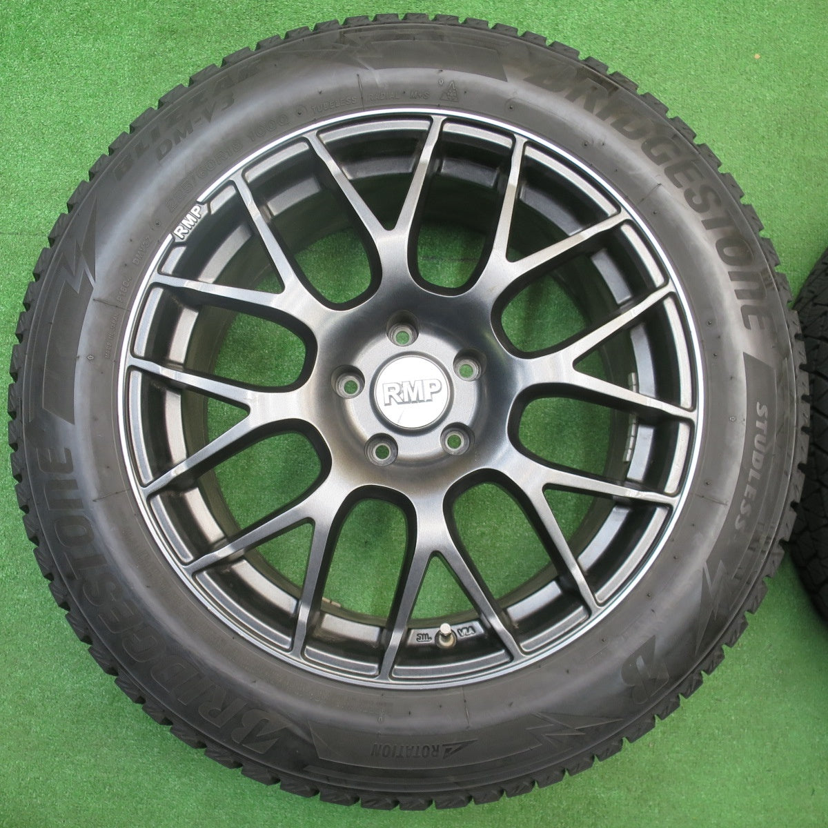 バリ溝！22年！キレイ！9分★RMP 028F 225/60R18 スタッドレス ブリヂストン ブリザック DM-V3 18インチ PCD114.3/5H★5111301NJス