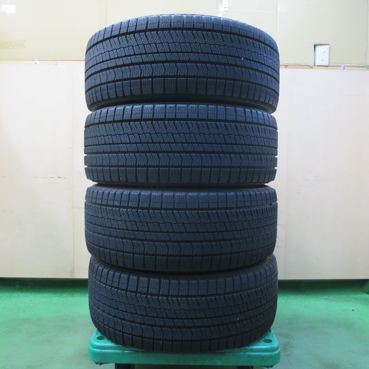 バリ溝！9.5分★アウディ 等 MAK STADT 245/45R18 スタッドレス ブリヂストン ブリザック VRX2 シュタッド 18インチ PCD112/5H★5042403イス