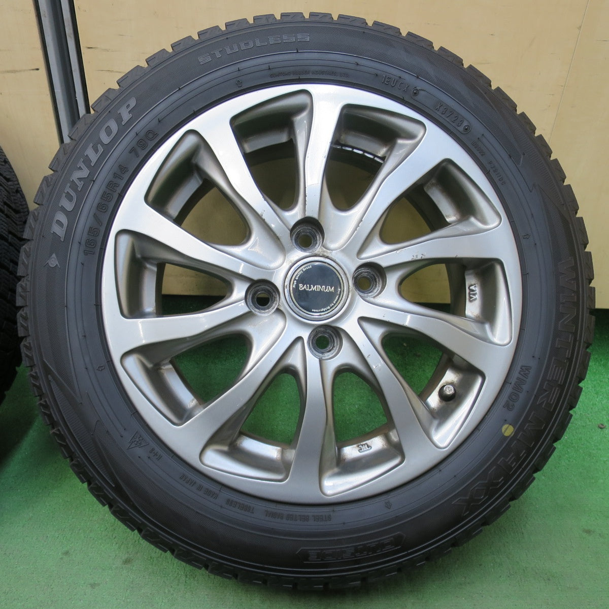 バリ溝！23年！9.5分★スタッドレス 165/65R14 ダンロップ ウインターマックス WM02 BALMINUM TR10 バルミナ 14インチ PCD100/4H★5120404イス