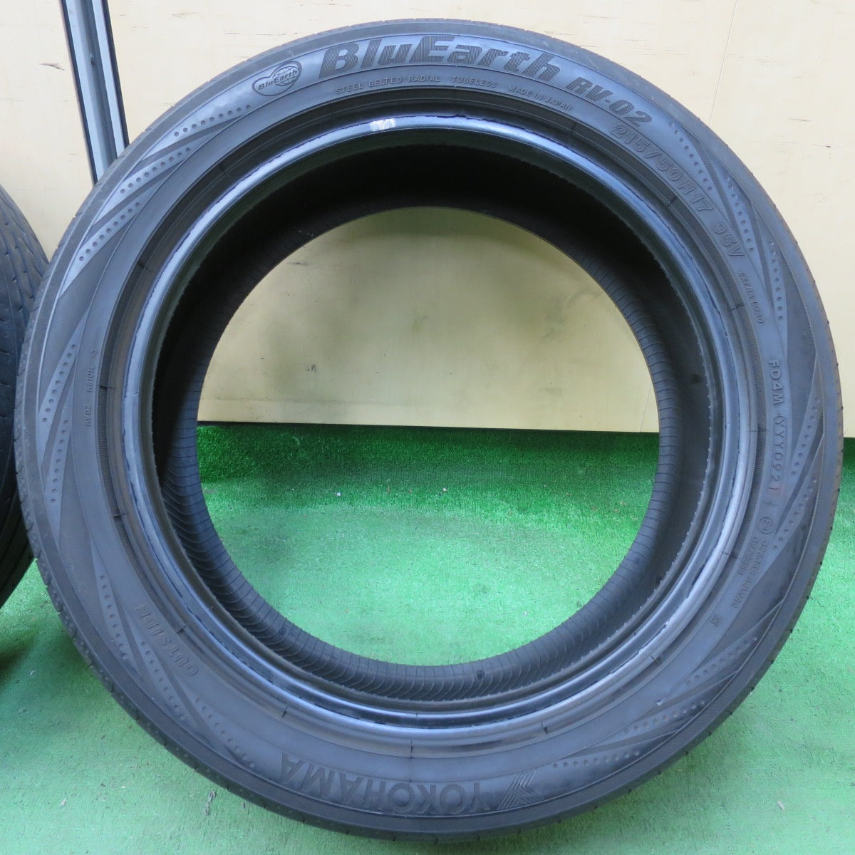 [送料無料] バリ溝！21年！9.5分★215/50R17 ヨコハマ ブルーアース RV-02 タイヤ 17インチ ウィッシュ リーフ インサイト アテンザ レヴォーグ 等★5011505イノタ