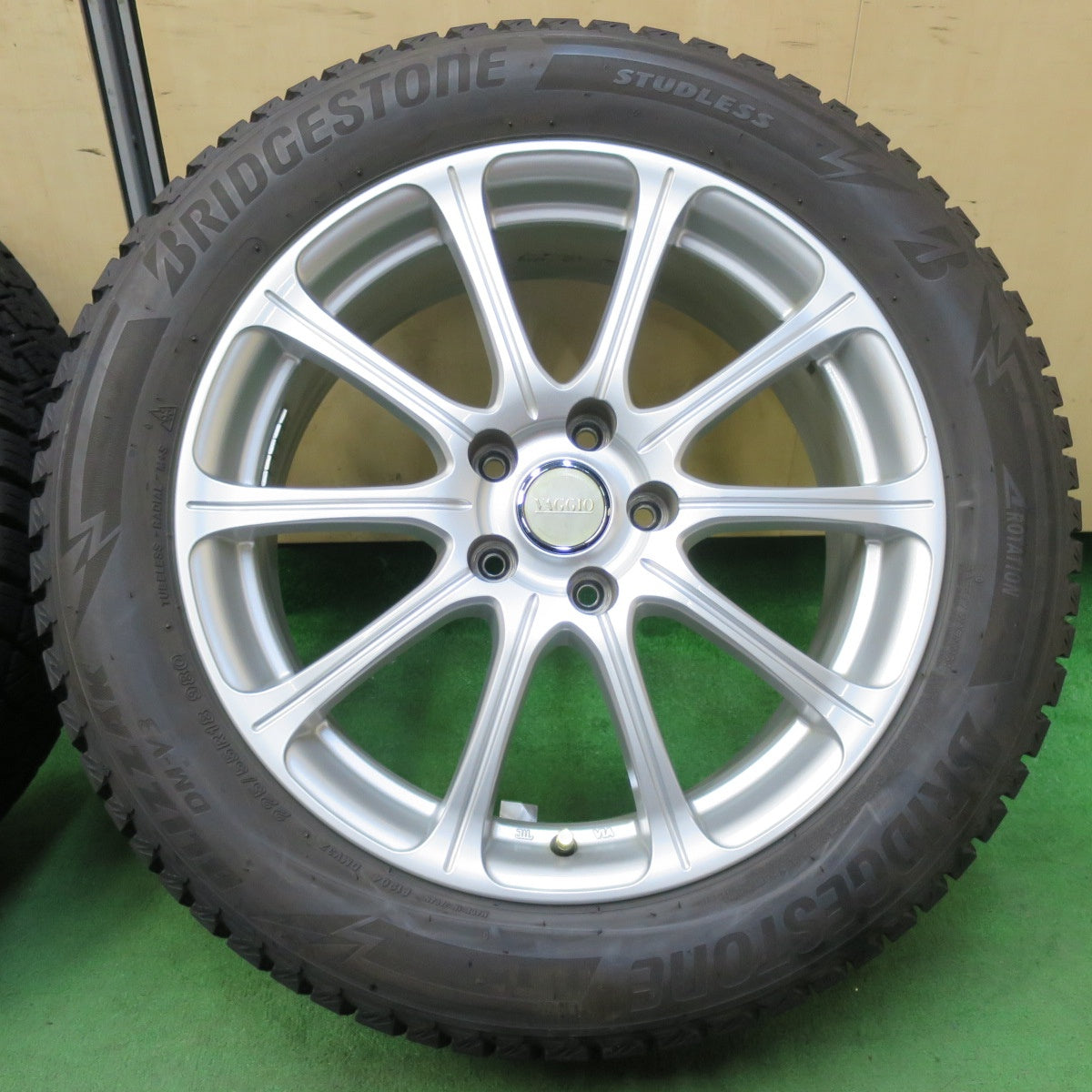 [送料無料] バリ溝！20年！キレイ！9.5分★スタッドレス 225/55R18 ブリヂストン ブリザック DM-V3 VAGGIO 18インチ PCD114.3/5H★4120309イス
